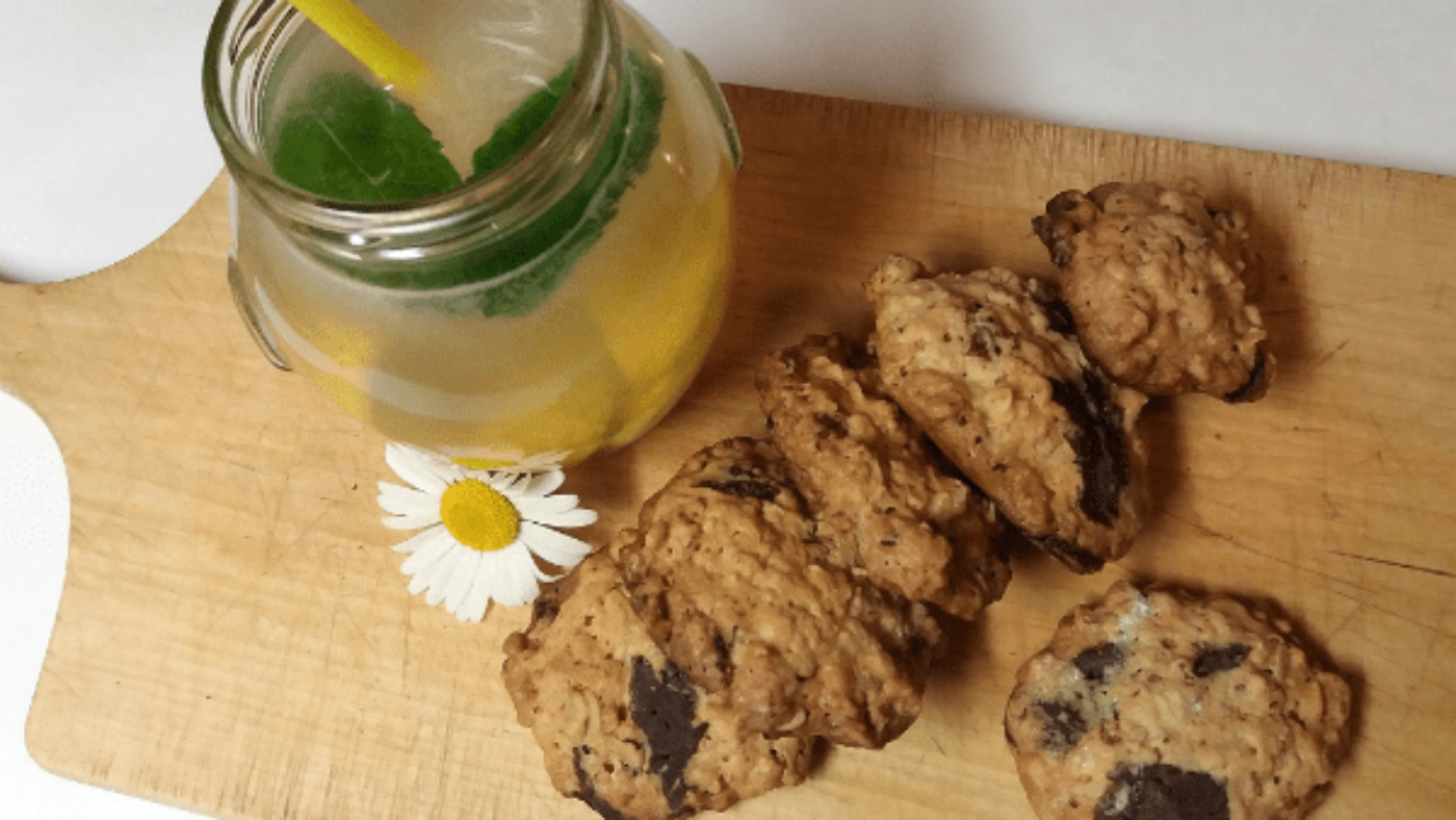 Piškoti z ovsenimi kosmiči, čokolado in orehi